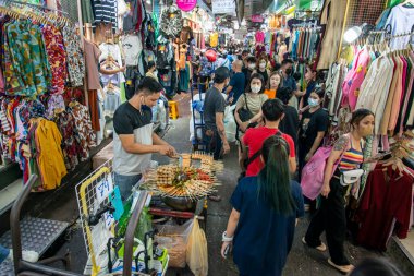 Tayland 'ın Bangkok kentindeki Pratunam bölgesindeki Pratunam Tekstil Pazarında bir moda ve tekstil pazarı. Tayland, Bangkok, Aralık 2022