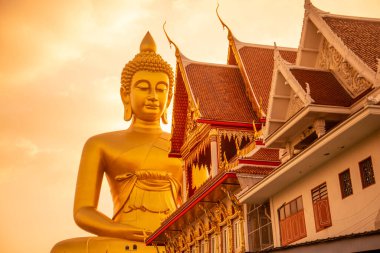 Büyük Budda Dhammakaya Thep Mongkol Buddha, Tayland 'ın Bangkok kentindeki Thonburi' deki Paknam Bhasicharoen Tapınağı. Tayland, Bangkok, Aralık 2022