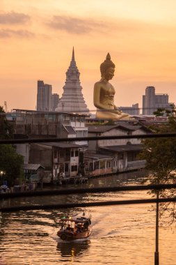 Büyük Budda Dhammakaya Thep Mongkol Buddha, Tayland 'ın Bangkok kentindeki Thonburi' deki Paknam Bhasicharoen Tapınağı. Tayland, Bangkok, Aralık 2022