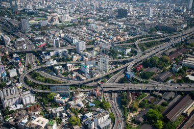 Bangkok şehrinin manzarası ve Skyline şehir yolları Tayland 'ın Bangkok kentindeki Baiyoke Sky Hotel Tower' ın bakış açısından. Tayland, Bangkok, Aralık 2022