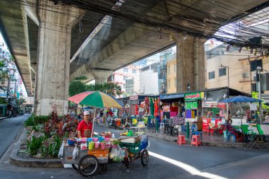 Tayland 'ın Bangkok şehrinde Pratunam' da bir pazarda. Tayland, Bangkok, Aralık 2022