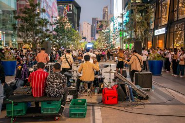 Tayland 'ın Bangkok kentindeki Siyam Meydanı' nda canlı müzik. Tayland, Bangkok, Aralık 2022