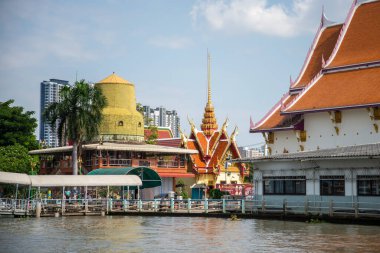 Tayland 'ın Bangkok şehrindeki Chao Phraya Nehri' nde bir su ve tapınak. Tayland, Bangkok, Aralık 2022