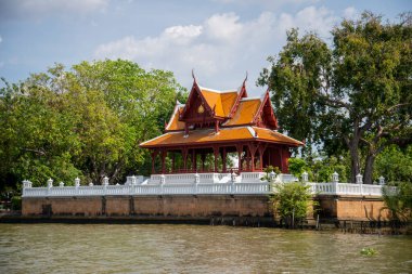 Banglampoo 'daki Santi Chai Prakan Parkı' ndaki Pavillon. Tayland 'ın Bangkok şehrindeki Chao Phraya Nehri. Tayland, Bangkok, Aralık 2022