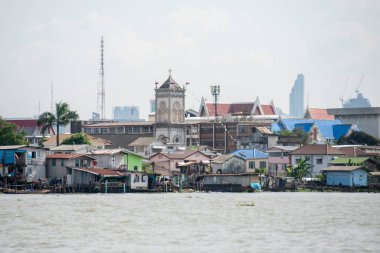 Tayland 'ın Bangkok şehrindeki Chao Pheaya Nehri' nin ufuk çizgisindeki Lekesiz Gebelik Kilisesi. Tayland, Bangkok, Aralık 2022,