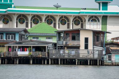 Tayland 'ın Bangkok kentindeki Chao Pheaya Nehri' ndeki Riyadis Sunan Camii. Tayland, Bangkok, Aralık 2022,