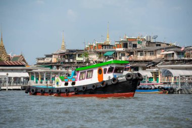 Kraliyet Sarayı ve Wat Phra Kaeo Tayland 'ın Bangkok şehrindeki Chao Pheaya Nehri' nde. Tayland, Bangkok, Aralık 2022,