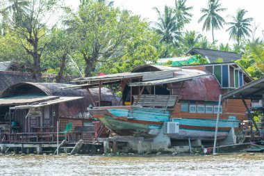 Tayland 'ın Samut Songkhram ilindeki Amphawa kasabasındaki Mae Klong Nehri' nde bir tekne, Kasım 2022