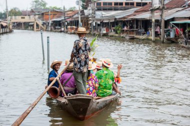 Geleneksel İnsanlar, Tayland 'ın Samut Songkhram ilindeki Amphawa kasabasındaki Mae Klong Nehri' nin Klong Chula 'sındaki yüzen markette, Kasım 2022' de Amphawa, Tayland, Amphawa 'da bir marangoz teknesinde.