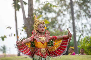 Genç geleneksel Tayland Dansçısı, Tayland 'ın Samut Songkhram kenti Amphawa şehrindeki Loy Krathong Festivali' nde Kasım 2022 'de düzenlenen bir gösteride.