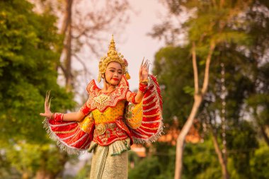 Genç geleneksel Tayland Dansçısı, Tayland 'ın Samut Songkhram kenti Amphawa şehrindeki Loy Krathong Festivali' nde Kasım 2022 'de düzenlenen bir gösteride.
