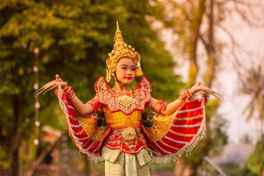 Genç geleneksel Tayland Dansçısı, Tayland 'ın Samut Songkhram kenti Amphawa şehrindeki Loy Krathong Festivali' nde Kasım 2022 'de düzenlenen bir gösteride.