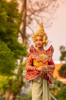Genç geleneksel Tayland Dansçısı, Tayland 'ın Samut Songkhram kenti Amphawa şehrindeki Loy Krathong Festivali' nde Kasım 2022 'de düzenlenen bir gösteride.