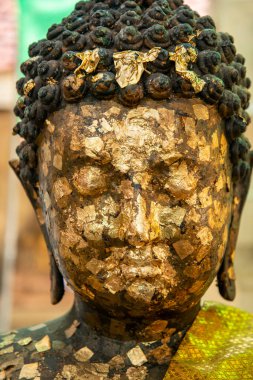 Thailand, Tayland 'da Samut Songkhram ilindeki Amphawa kasabasındaki Wat Bang Khae Yai' de bir Buda, Kasım 2022