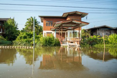 Tayland 'da Samut Songkhram ili, Amphawa kasabasındaki Mae Klong Nehri' nin Klong Chula 'sında bir su baskını, Kasım 2022