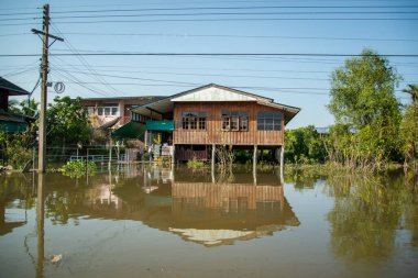 Tayland 'da Samut Songkhram ili, Amphawa kasabasındaki Mae Klong Nehri' nin Klong Chula 'sında bir su baskını, Kasım 2022