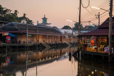 Thailand, Tayland, Amphawa 'da Samut Songkhram ilindeki Mae Klong Nehri' nin mimarisi, Kasım 2022