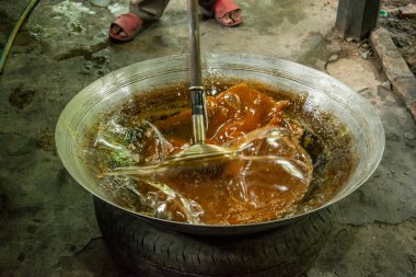 Tayland 'ın Samut Songkhram ilindeki Amphawa kasabasında bir Palm Sugar Plantasyonu ve üretimi, Kasım 2022