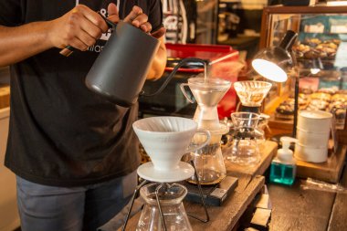 Tayland 'ın Samut Songkhram ilindeki Amphawa kasabasındaki Mae Klong Nehri' nin Klong Chula 'sındaki Yüzen Market' te bir kafe.