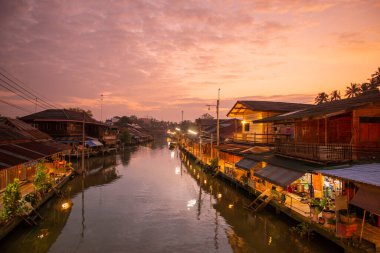 Thailand, Tayland, Amphawa 'da Samut Songkhram ilindeki Mae Klong Nehri' nin mimarisi, Kasım 2022