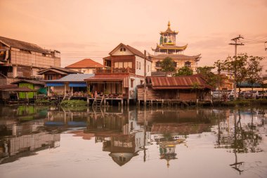 Thailand, Tayland, Amphawa 'da Samut Songkhram ilindeki Mae Klong Nehri' nin mimarisi, Kasım 2022