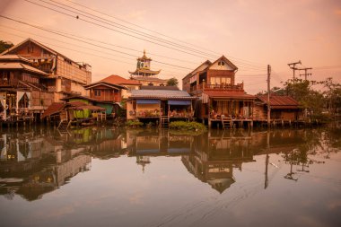 Thailand, Tayland, Amphawa 'da Samut Songkhram ilindeki Mae Klong Nehri' nin mimarisi, Kasım 2022
