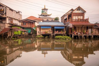 Thailand, Tayland, Amphawa 'da Samut Songkhram ilindeki Mae Klong Nehri' nin mimarisi, Kasım 2022