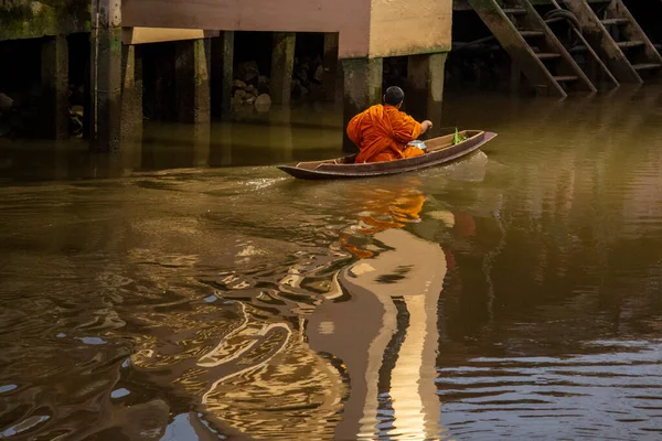Buddhist Monk Collect Alms Visit Households Woodboat Klong Chula Mae — Stock Photo, Image