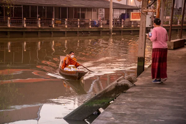Buddhist Monk Collect Alms Visit Households Woodboat Klong Chula Mae — Stock Photo, Image