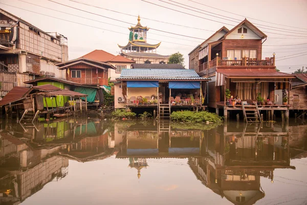 Thailand, Tayland, Amphawa 'da Samut Songkhram ilindeki Mae Klong Nehri' nin mimarisi, Kasım 2022