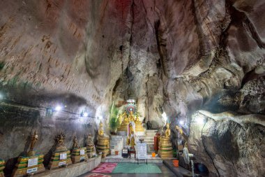 Tayland 'ın Phetchaburi iline bağlı Phetchaburi şehri yakınlarındaki Wat Tham Khao Yoi ve Mağara Tapınağı, Kasım 2022