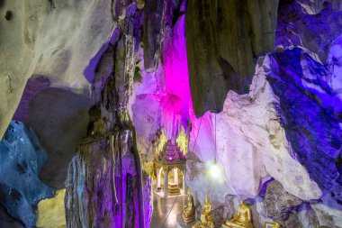 Tayland 'ın Phetchaburi iline bağlı Phetchaburi şehri yakınlarındaki Wat Tham Khao Yoi ve Mağara Tapınağı, Kasım 2022