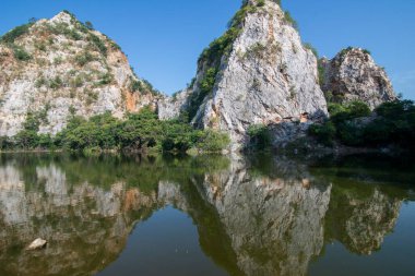 Tayland 'ın Ratchaburi ilindeki Ratchaburi şehri yakınlarındaki Khao Ngu Dağı Parkı, Kasım 2022