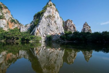 Tayland 'ın Ratchaburi ilindeki Ratchaburi şehri yakınlarındaki Khao Ngu Dağı Parkı, Kasım 2022