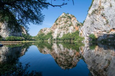 Tayland 'ın Ratchaburi ilindeki Ratchaburi şehri yakınlarındaki Khao Ngu Dağı Parkı, Kasım 2022