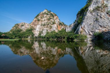 Tayland 'ın Ratchaburi ilindeki Ratchaburi şehri yakınlarındaki Khao Ngu Dağı Parkı, Kasım 2022
