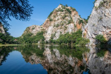 Tayland 'ın Ratchaburi ilindeki Ratchaburi şehri yakınlarındaki Khao Ngu Dağı Parkı, Kasım 2022