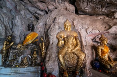 Tayland 'ın Ratchaburi iline bağlı Ratchaburi şehri yakınlarındaki Khao Ngu Dağı Parkı' ndaki Tham Khao Ngu Mağarası, Kasım 2022