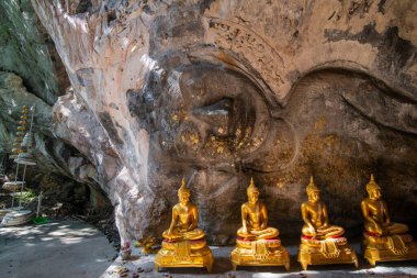 Tayland 'ın Ratchaburi iline bağlı Ratchaburi şehri yakınlarındaki Khao Ngu Dağı Parkı' ndaki Tham Khao Ngu Mağarası, Kasım 2022