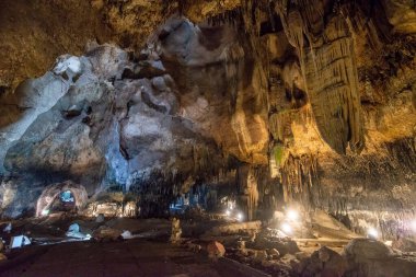 Tayland 'ın Ratchaburi iline bağlı Ratchaburi şehri yakınlarındaki Tham Khao Bin Mağarası, Kasım 2022