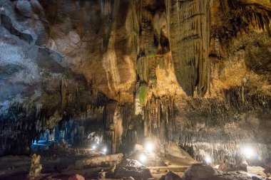 Tayland 'ın Ratchaburi iline bağlı Ratchaburi şehri yakınlarındaki Tham Khao Bin Mağarası, Kasım 2022