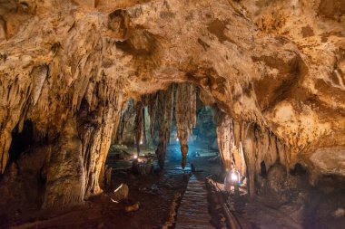 Tayland 'ın Ratchaburi iline bağlı Ratchaburi şehri yakınlarındaki Tham Khao Bin Mağarası, Kasım 2022