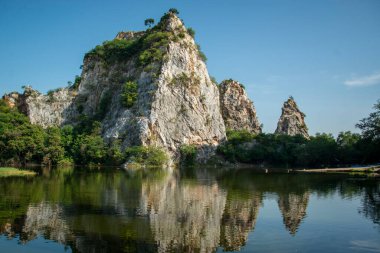Tayland 'ın Ratchaburi ilindeki Ratchaburi şehri yakınlarındaki Khao Ngu Dağı Parkı, Kasım 2022