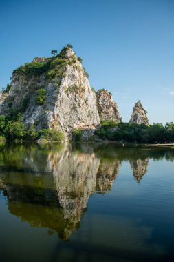 Tayland 'ın Ratchaburi ilindeki Ratchaburi şehri yakınlarındaki Khao Ngu Dağı Parkı, Kasım 2022