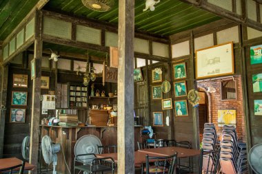 Tayland 'ın Phetchaburi ilindeki Petchaburi şehrindeki eski bir ahşap evde bir restoran, Kasım 2022