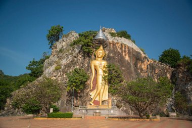 Tham Khao Ngu Mağarası 'ndaki Buda' nın Tayland 'ın Ratchaburi ili yakınlarındaki Khao Ngu Dağı Parkı' nda, Kasım 2022 'de Ratchaburi, Tayland, Ratchaburi