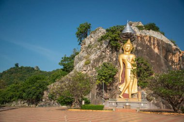 Tham Khao Ngu Mağarası 'ndaki Buda' nın Tayland 'ın Ratchaburi ili yakınlarındaki Khao Ngu Dağı Parkı' nda, Kasım 2022 'de Ratchaburi, Tayland, Ratchaburi