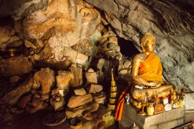 Tayland 'ın Ratchaburi ili yakınlarındaki Khao Ngu Dağ Parkı' ndaki Tham Khao Ngu Mağarası 'ndaki Buda, Kasım 2022' de Ratchaburi, Tayland, Ratchaburi
