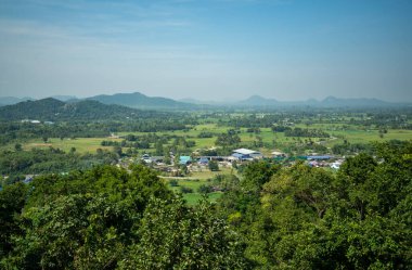 Tayland 'ın Ratchaburi iline bağlı Ratchaburi şehri yakınlarındaki Khao Ngu Dağı Parkı' ndaki Tham Khao Ngu Mağarası 'nda bir manzara, Kasım 2022