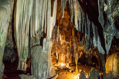 Tayland 'ın Ratchaburi iline bağlı Ratchaburi şehri yakınlarındaki Tham Khao Bin Mağarası, Kasım 2022